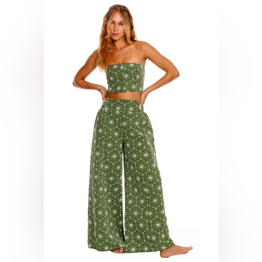 Agua bendita liria crop top in vesssel